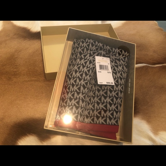 MK scarf and hat - Picture 3 of 6